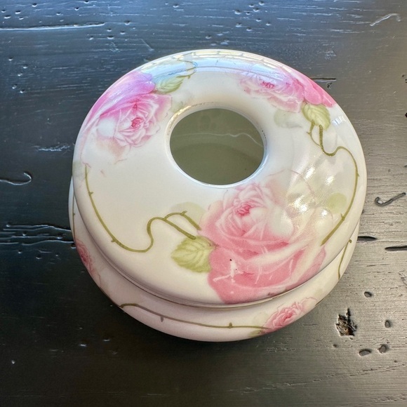 ANTIQUE, BAVARIAN HAIR RECEIVER. SMALL ROUND PORCELAIN DISH WITH OPEN LID. - Picture 1 of 7